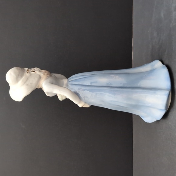 Vintage Lladro Porcelain Lady With Flowers Figurine. - Picture 6 of 10